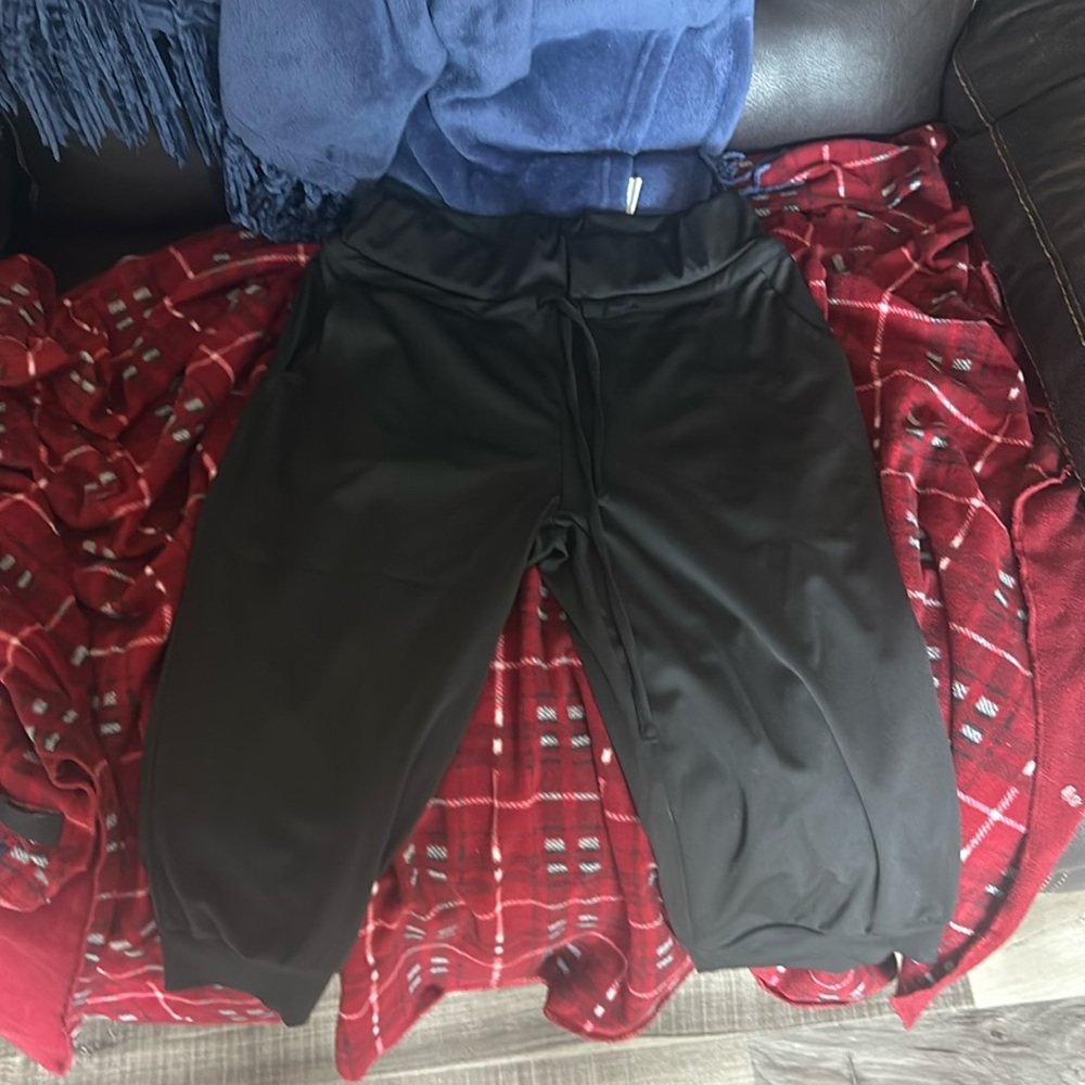 Black cropped casual pants